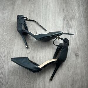 Guess black pointed toe heel